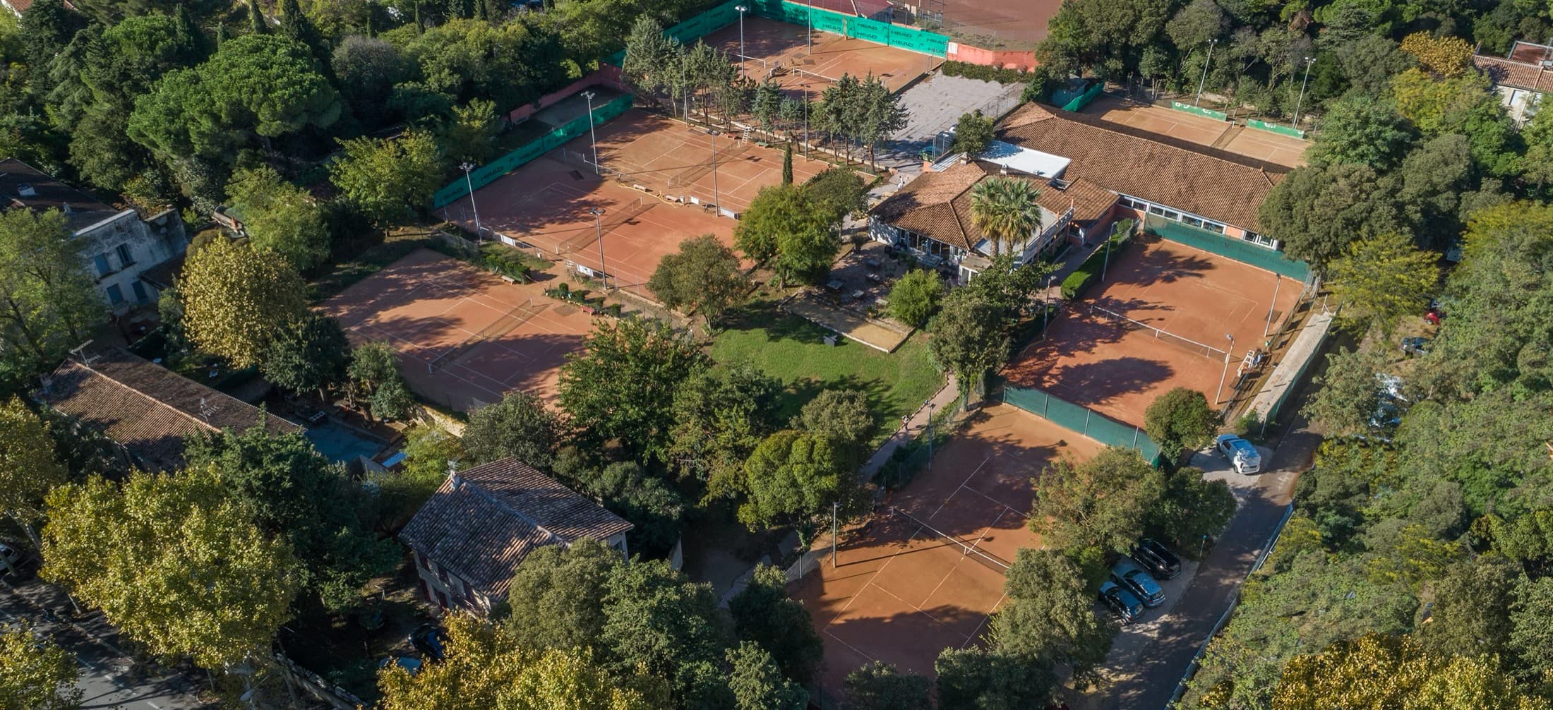 Vue aérienne des courts en terre battue du Tennis Club de la Pierre Rouge à Montpellier